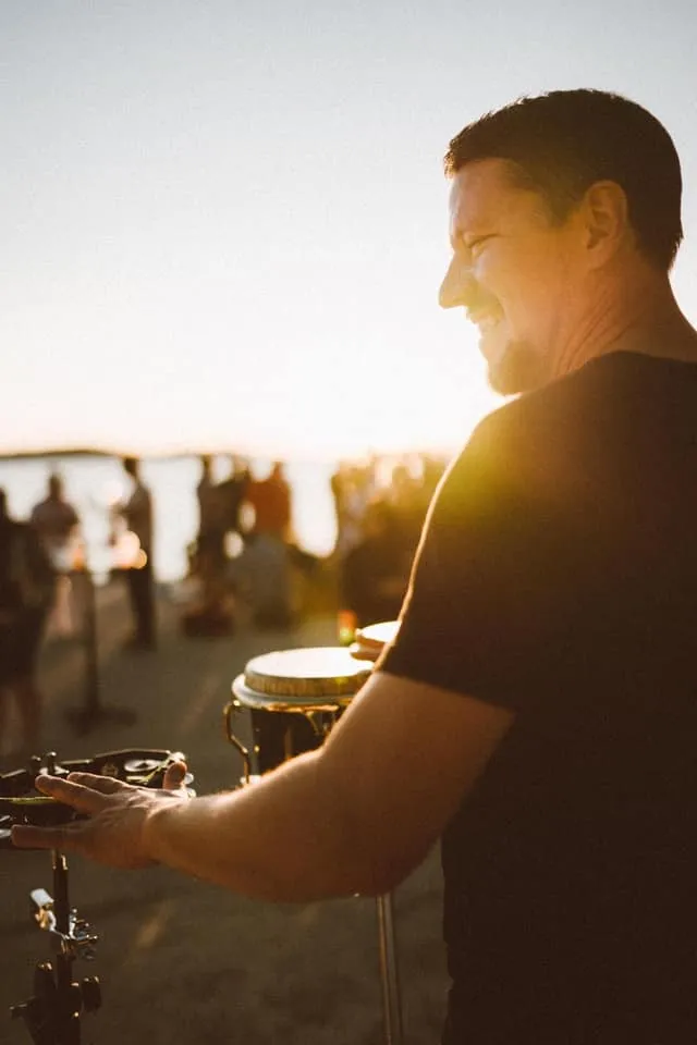 Deejay in Kroatien bei einer Veranstaltung im Freien.